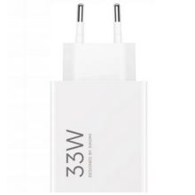 Biała ładowarka sieciowa na jasnym tle, ujęcie pod kątem.